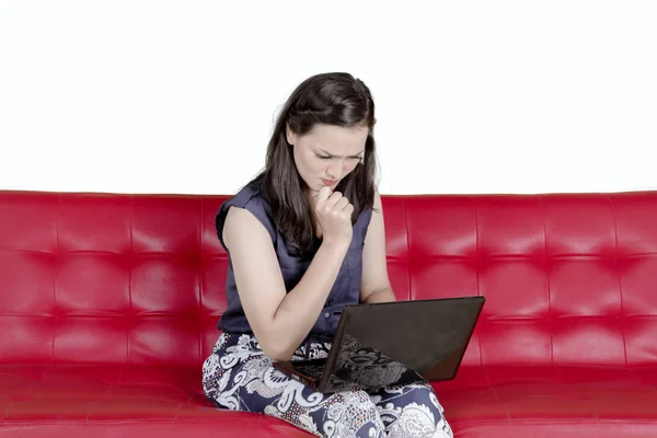 Mujer estresante trabajando con un portátil en el estudio —  Fotos de Stock