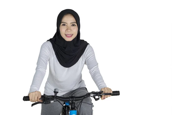 Mulher muçulmana andando de bicicleta — Fotografia de Stock