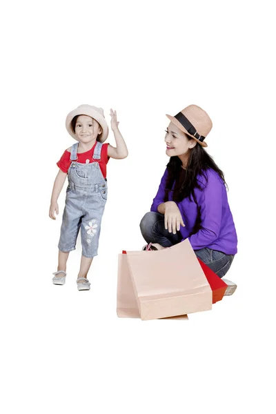 Matka i dziecko z torby na zakupy na studio — Zdjęcie stockowe