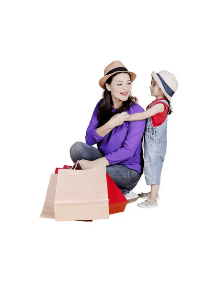 Madre e hijo llevando bolsas de compras en el estudio —  Fotos de Stock