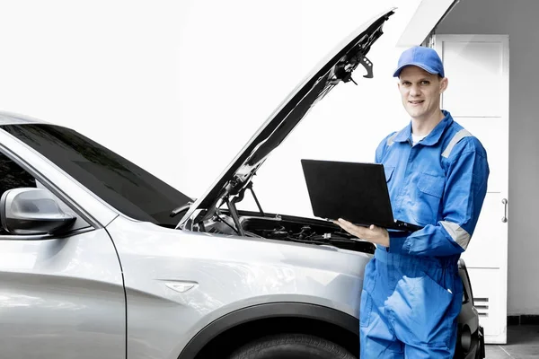 Mecânico italiano com carro quebrado e laptop — Fotografia de Stock