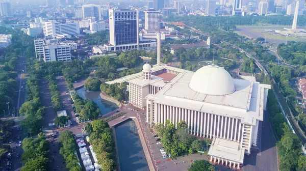 Istiqlal mosque with office building in downtown — Stock Photo, Image
