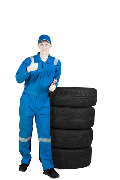 Evropská mechanik s palcem nahoru a pneumatiky — Stock fotografie