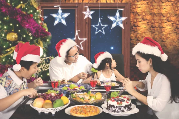 Çocuk Noel yemeğinde salata yemeyi reddetme — Stok fotoğraf