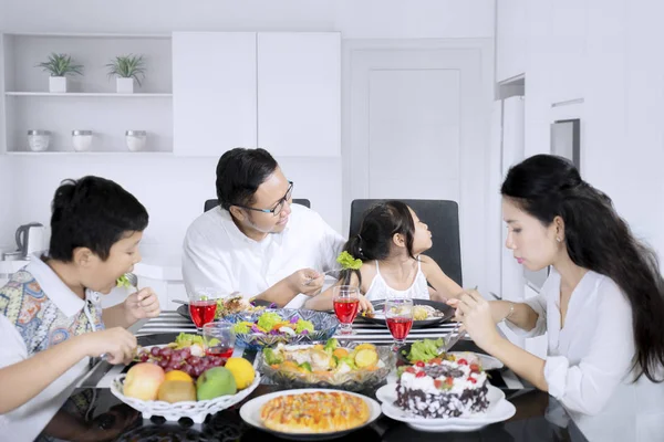 Enfant refusant de manger de la salade dans la cuisine — Photo