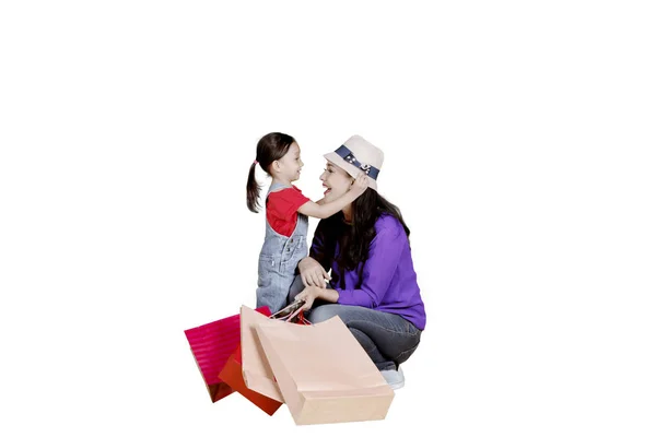 Dziecko, pomagając jej matka nosić kapelusz na studio — Zdjęcie stockowe