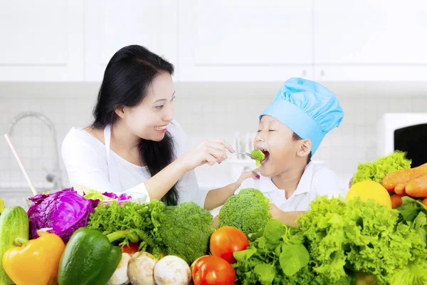Fiú és édesanyja enni salátával — Stock Fotó