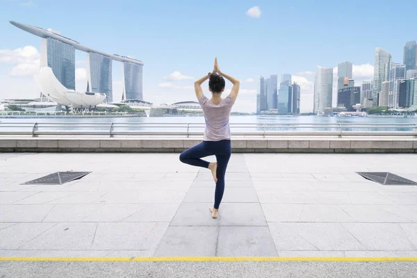 Mulher asiática meditando na ponte de esplanada — Fotografia de Stock