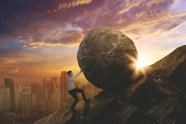 Американський бізнесмен, бореться, щоб штовхати камінь — стокове фото