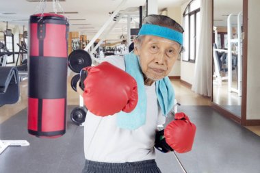 Yaşlı adam onun yumruk gösterilen