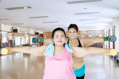 Obez kadın ile Halter egzersiz