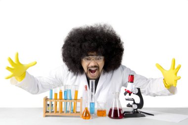 Onun başarısız deney ile hayal kırıklığına bilim adamı