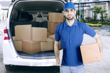 Arap kurye bir Pano ve karton tutan