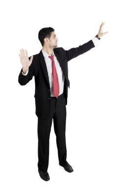 Arap işadamı studio bir şeye dokunuyor