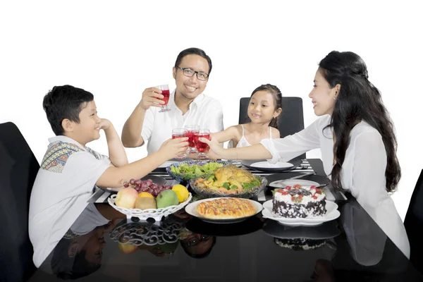 El joven padre levanta el vaso con su familia — Foto de Stock