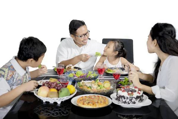 Joven padre alimentando a su hija en el estudio — Foto de Stock