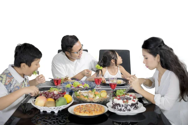 Joven padre convence a su hija a comer —  Fotos de Stock