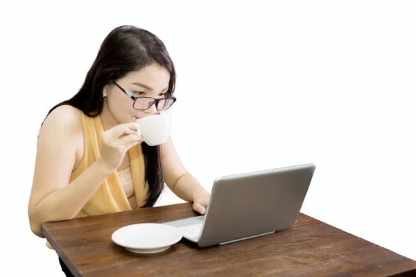 Jonge zakenvrouw met koffie en laptop — Stockfoto