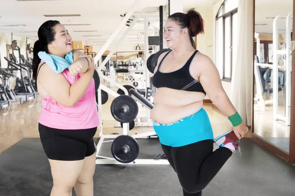 Två feta kvinnor gör en sträcka tillsammans — Stockfoto