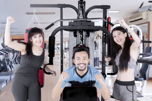 Trzy osoby wygląda szczęśliwy w środku sali gimnastycznej — Zdjęcie stockowe