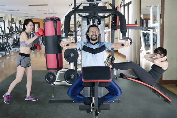 Tre personer gör ett träningspass med gymutrustning — Stockfoto