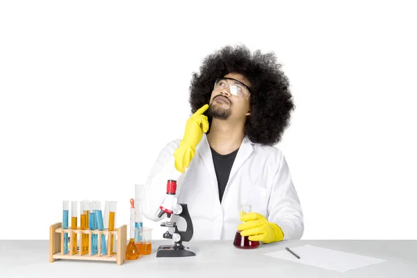 Fundersam vetenskapsman kemisk forskning på studio — Stockfoto
