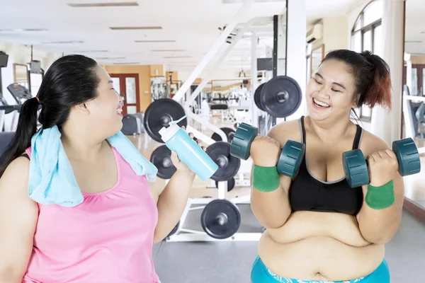 Mulher obesa com seu amigo no centro de fitness — Fotografia de Stock