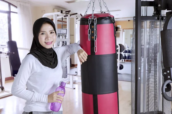 Muslimische Frau ruht sich nach dem Training aus — Stockfoto