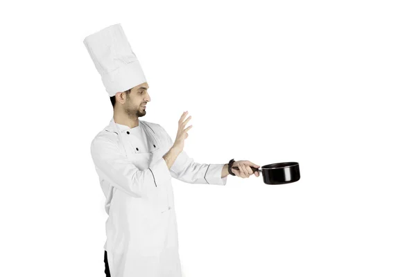 Chef masculino italiano sosteniendo una sartén en el estudio — Foto de Stock