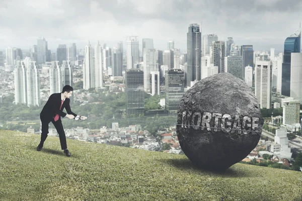 Empresario italiano tirando palabra hipoteca en la colina —  Fotos de Stock