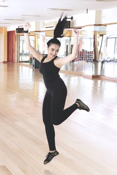 Mujer árabe feliz saltando en el gimnasio —  Fotos de Stock