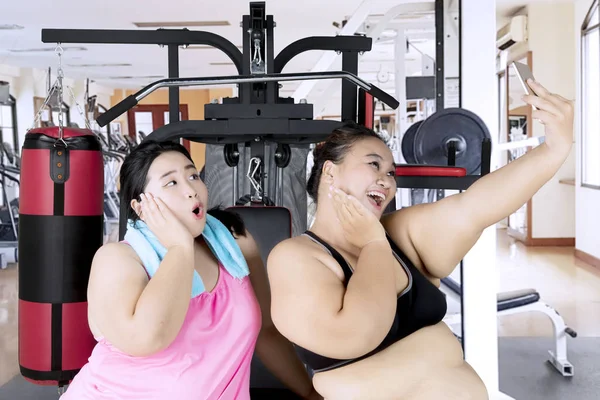 Dikke vrouwen nemen van foto in het midden van de sportschool — Stockfoto