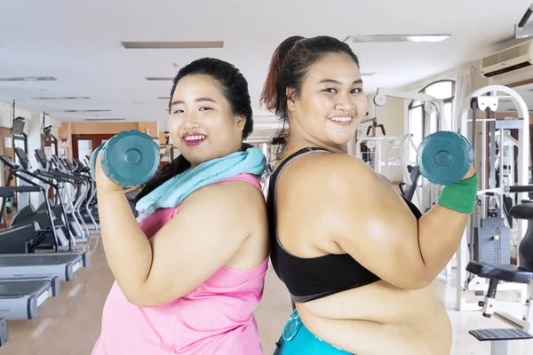 自信的胖女人用哑铃锻炼 — 图库照片