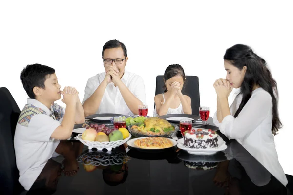 Família cristã rezando antes de jantar no estúdio — Fotografia de Stock