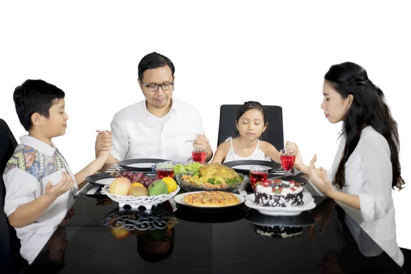 Aziatische familie bidden samen voor met maaltijden — Stockfoto