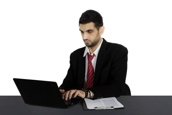 Arabian manager jest wpisanie na jego laptopie — Zdjęcie stockowe