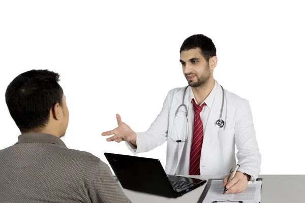 Arabský lékař mluvil se svým pacientem na studio — Stock fotografie