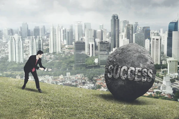 Arabische zakenman die trekken succes woord in de heuvel — Stockfoto