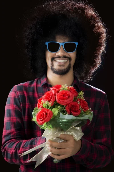 Uomo africano dando un fiore bouquet — Foto Stock