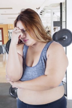 Spor merkezinde duran stresli şişman kadın