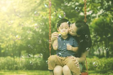 Anne oğlunu salıncakta öpüşme