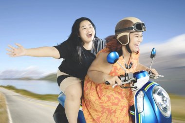 Şişman kadın bir scooter ile onların tatil keyfi