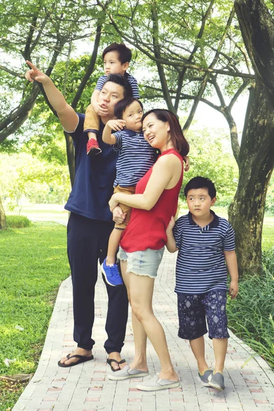 Genç aile parkta bir şey bakarak