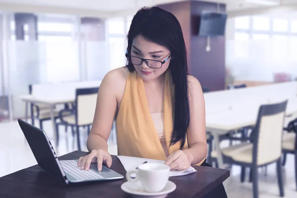 Όμορφη επιχειρηματίας με ένα laptop στο καφενείο — Φωτογραφία Αρχείου