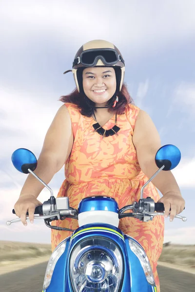 Παχύσαρκη γυναίκα ιππασία μια μοτοσικλέτα στην εθνική οδό — Φωτογραφία Αρχείου