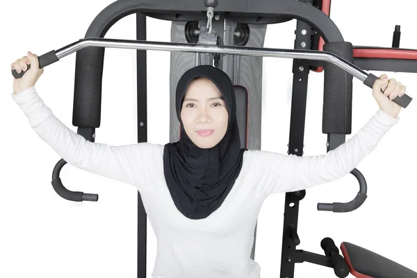 Мусульманську жінку з вага машини на студії — стокове фото