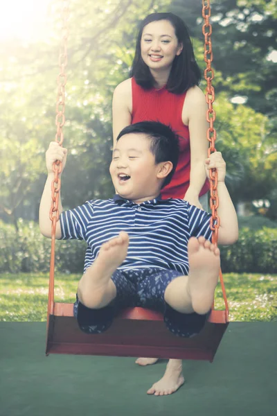 Матері, весело з сином в парку — стокове фото
