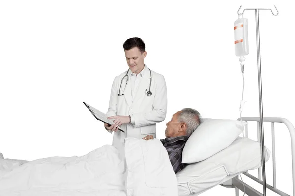 Mannelijke arts met Klembord en patiënt op studio — Stockfoto