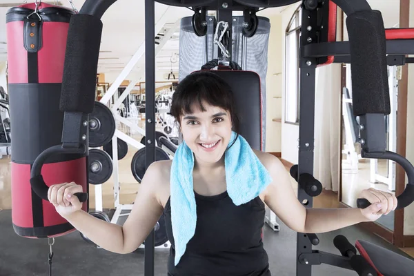 Frau mittleren Ostens mit einer Gewichtsmaschine — Stockfoto