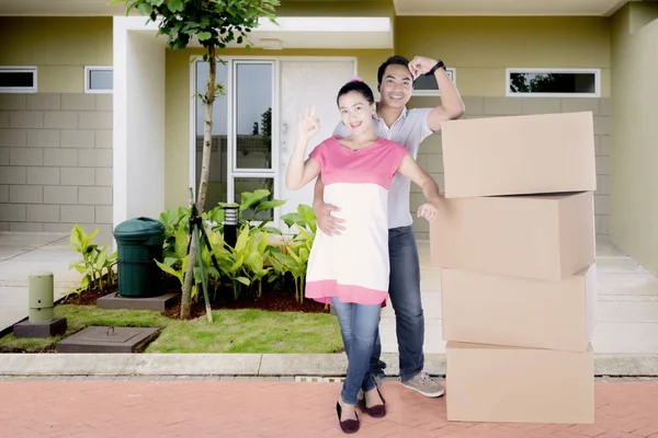 Lyckliga paret står framför deras hus — Stockfoto